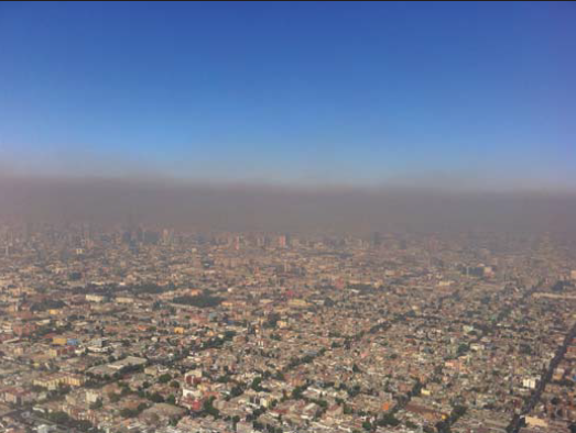 Vue aérienne d’un smog photochimique sur Mexico (2010).